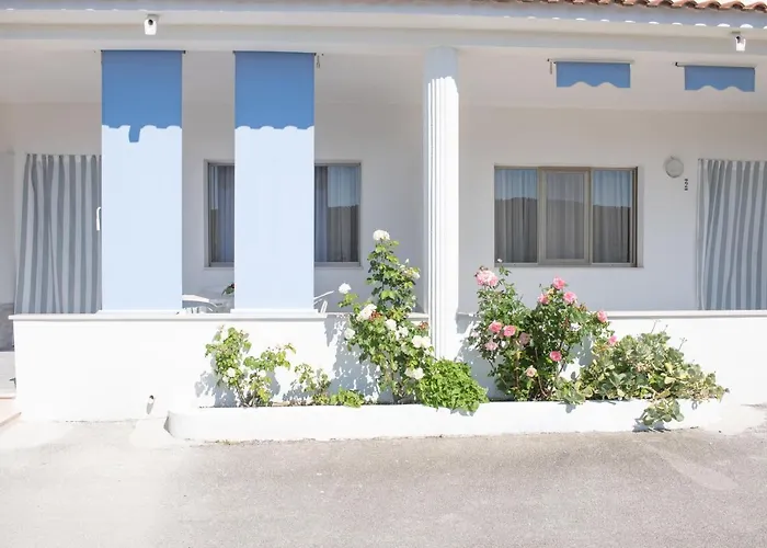 Paradise מלון דירות 4*